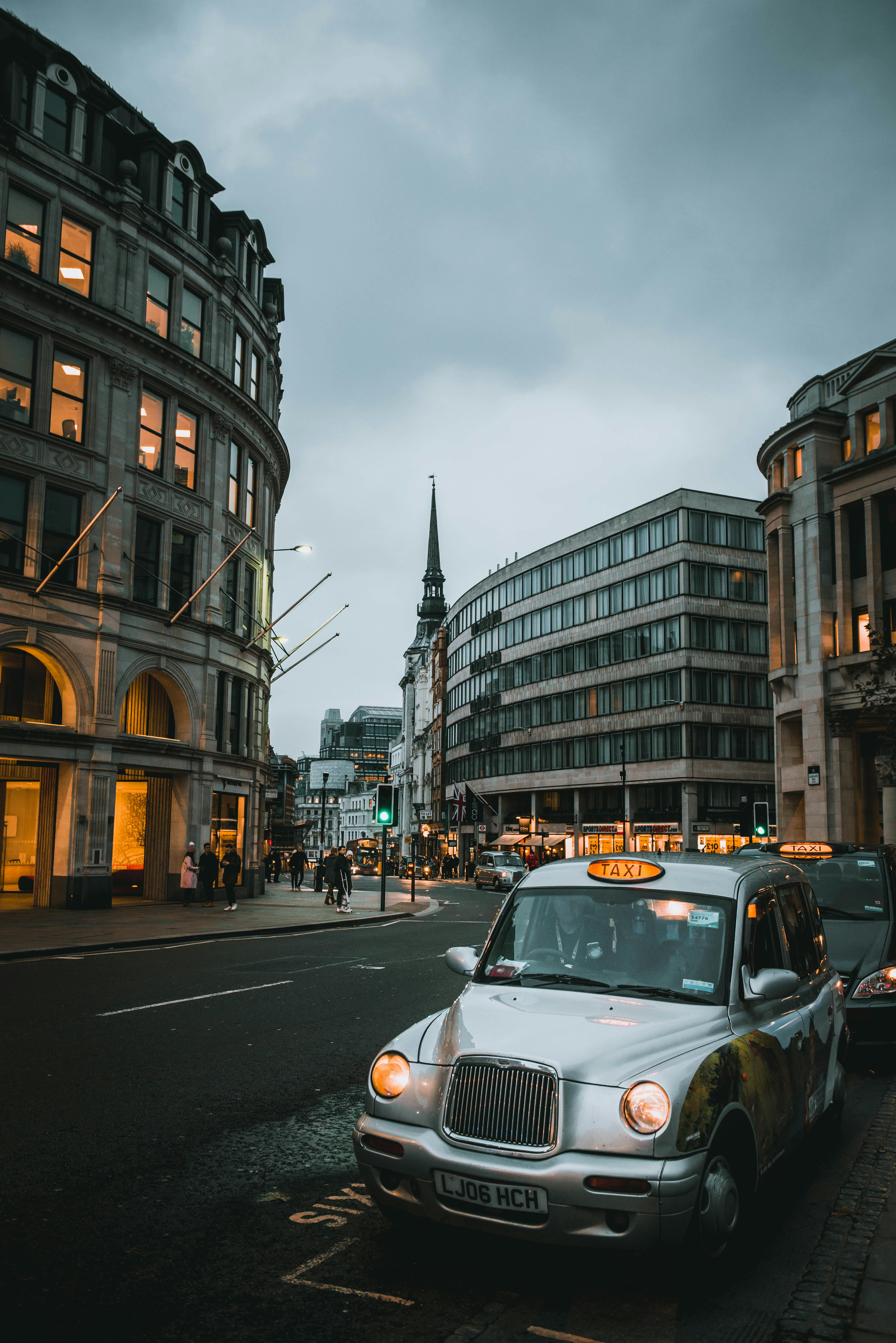 Reliable Taxi Services in Thames Ditton – 24/7 Airport Transfers
