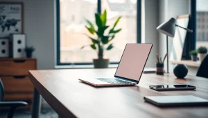 Cada MacBook Pro M3 destaca en su elegante mesa de trabajo, mostrando su diseño moderno.